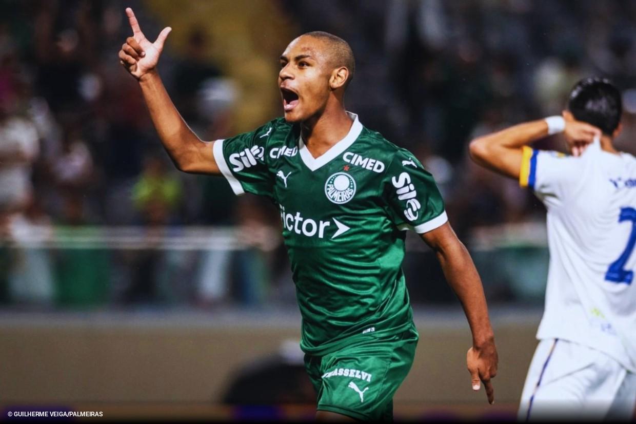 每体：巴萨正关注巴西16岁前锋新星孔塞桑，已派球探跟踪观察