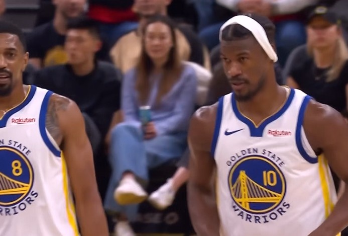 哥你这是啥造型🤣？巴特勒将发带前端搂至头顶 笑得像狮子一样